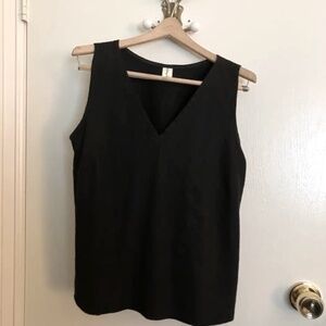 Smoking Lily Sleeveless V-Neck Linen Top - Black